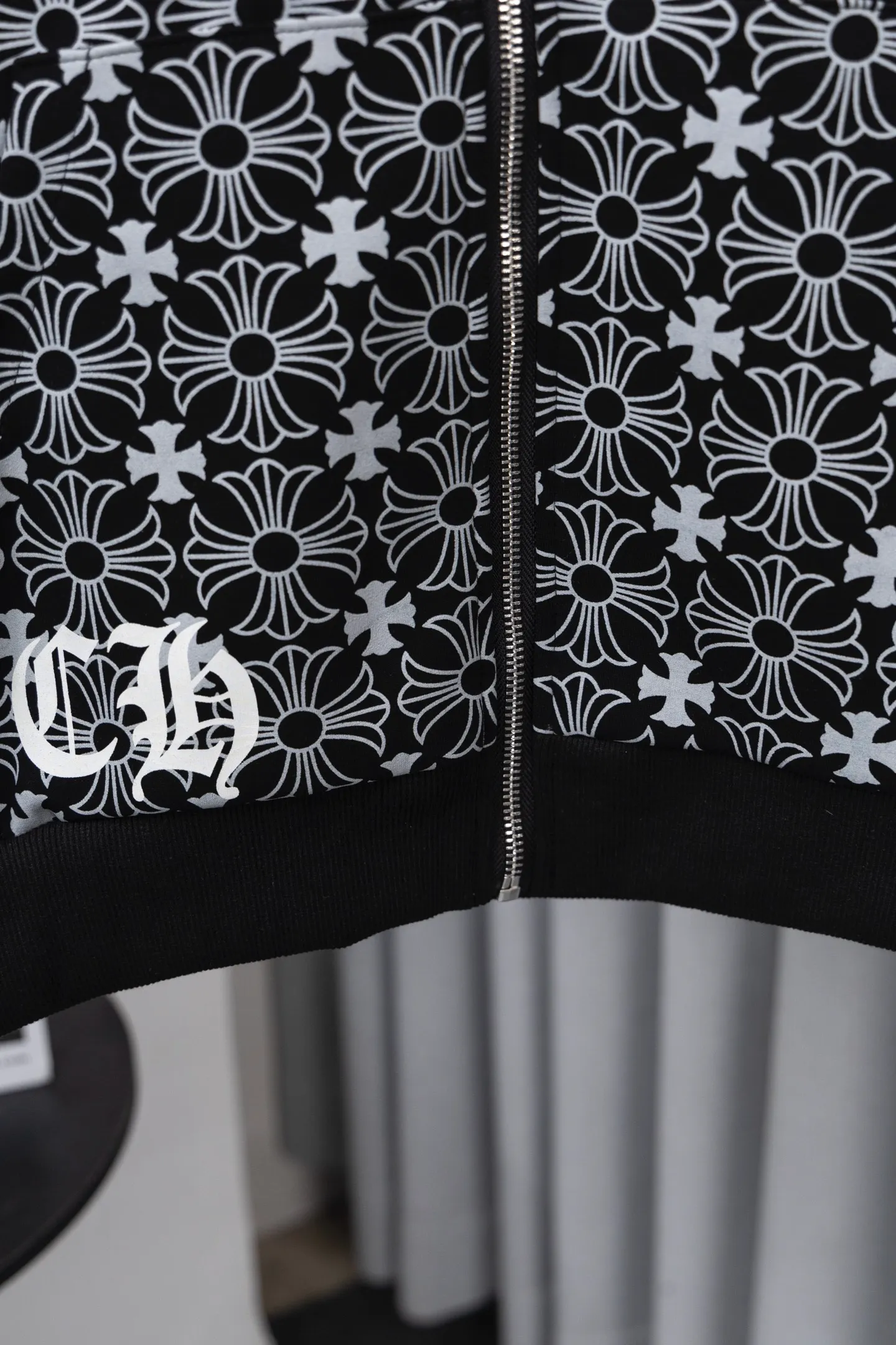 P310 Style No.: M022 𝐂𝐇𝐑𝐎𝐌𝐄 𝐇𝐄𝐀𝐑𝐓𝐒/Cro Heart Hooded 23FW new full printed Sanskrit open and close sweatshirt Full dark pattern print as the backing to show a sense of mystery Sanskrit embroidery on the front chest Metal zipper closure Classic Sanskrit print design on both arms Classic big horseshoe print on the back, overall high-end and versatile, same style for men and women Size: S-XL